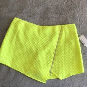 Kensie lime green zipper skort